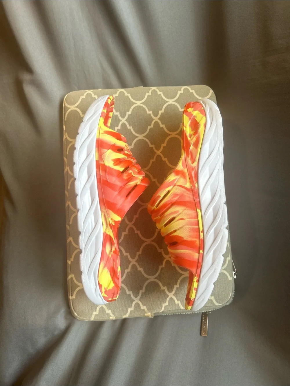 HOKA ONE ONE ORA Recovery Slide (LIKE NEW) (Sz 8 M / 10 W)